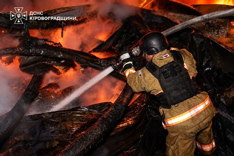 Спасатели тушат пожар после атаки в Кировоградской области. Фото: ГСЧС Украины