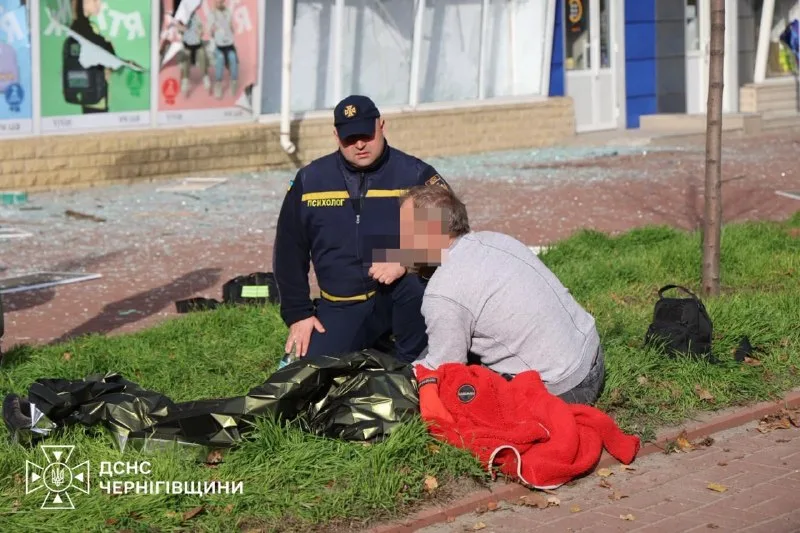 Психолог ДСНС оказывает помощь на месте удара. Чернигов, 29 октября 2026 года. Фото ДСНС Черниговской области.