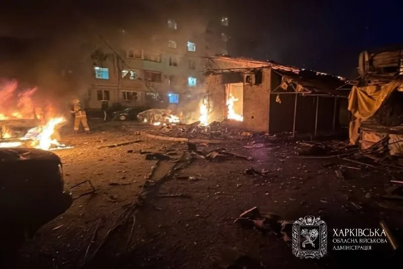 Повреждённый магазин и автомобили после удара.