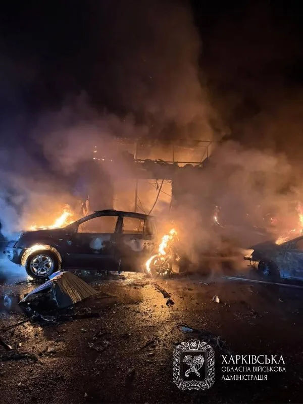 Горящие автомобили на месте удара.