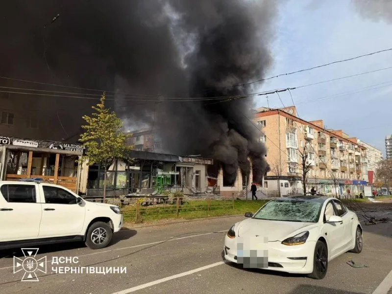 Повреждённые автомобили и дым у магазинов. Чернигов, 29 октября 2026 года. Фото ДСНС Черниговской области.