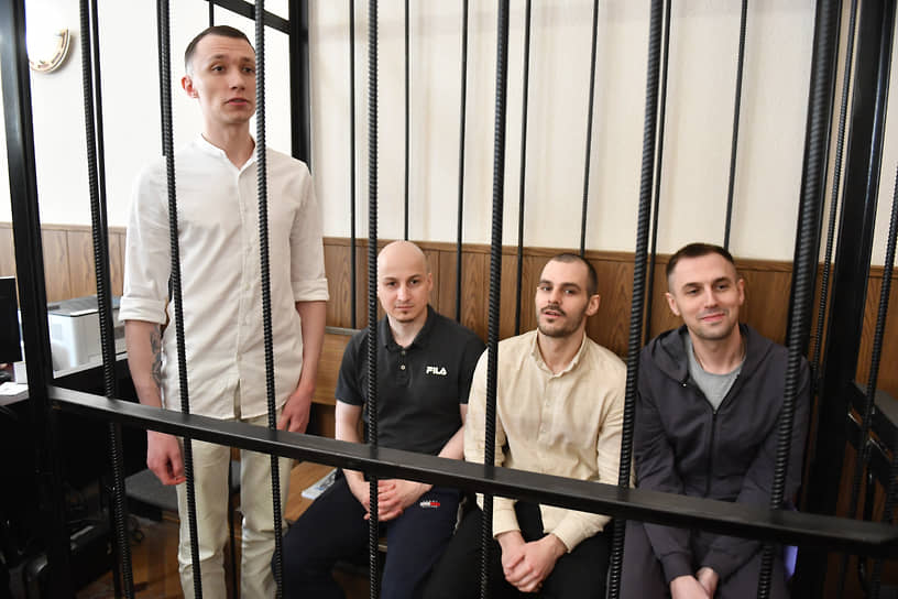Фигуранты российского дела в зале суда; Роман Муромский второй слева